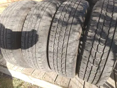 4x. Firetone Winterforce Lt 225/75R16 .10 ply. Pression max 80 psi. Usure de 7 à 10/32