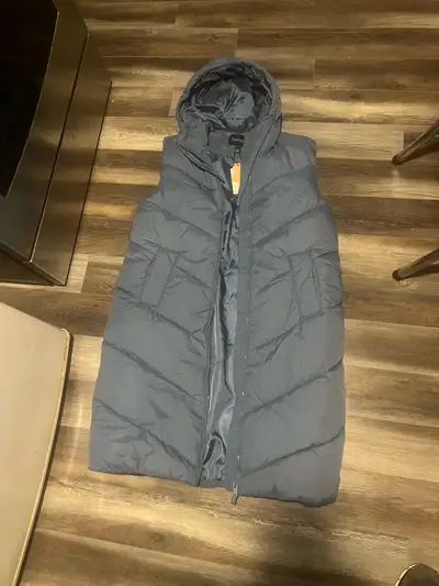 This brand new B.Fair vest is a stylish and cozy addition to any wardrobe, perfect for adding warmth...
