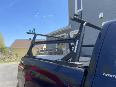 Système de support de camion polyvalent Yakima, kit complet avec les barres transversales incluses....