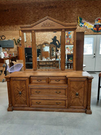 Oak dresser with mirror in great condition 