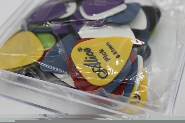 Guitar Picks Alice AP-100F Matte Nylon Guitar Picks (#4672) in Guitars in City of Halifax - Image 6