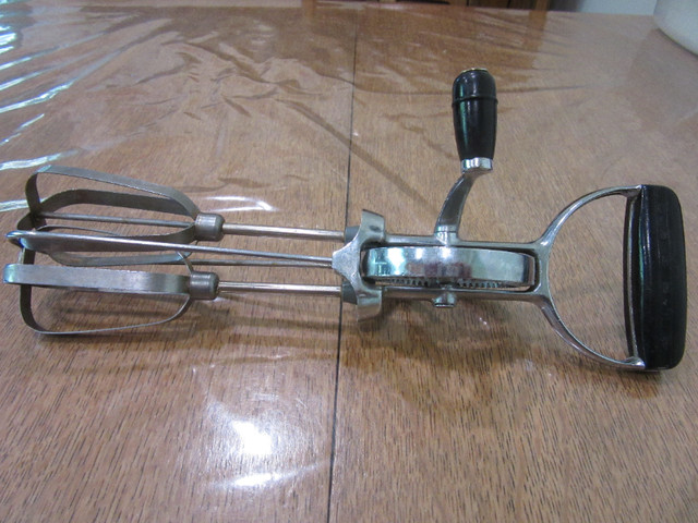 Vintage Hand Mixer in Other in Mississauga / Peel Region - Image 2