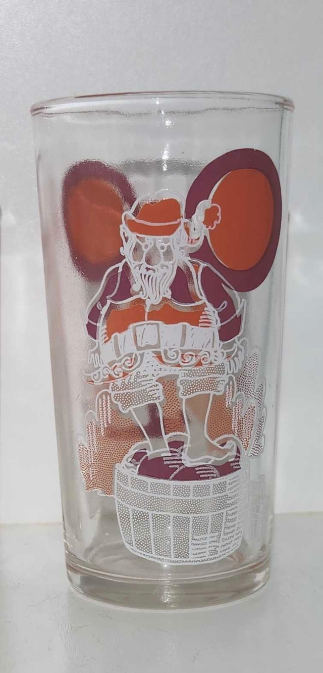 Vintage set of 5 tumblers , elves doing chores MCM 1970s in Arts & Collectibles in Sault Ste. Marie - Image 3