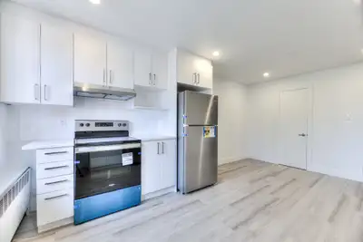 4 1/2 (1850$) 3 1/2 (1400$) à louer pour Juillet et Aout