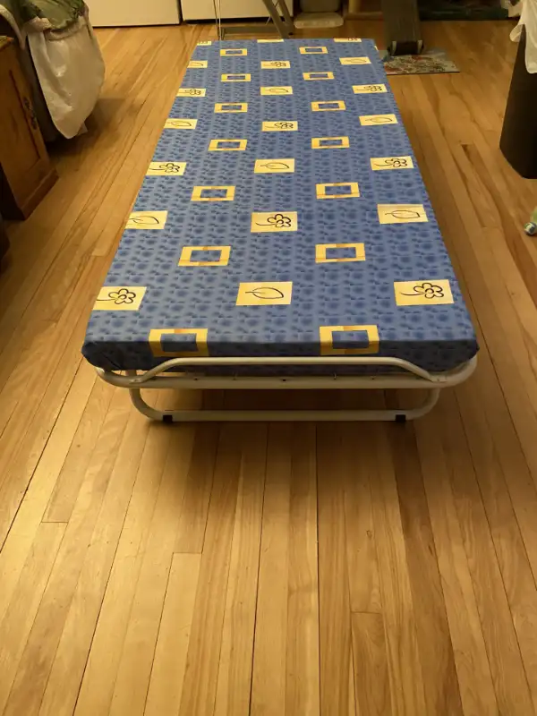 LIT PLIANT AVEC MATELAS in Beds & Mattresses in City of Montréal - Image 2