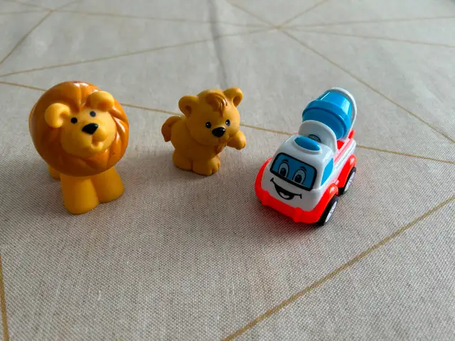 Petites figurines et petits bolides pour jeunes enfants in Toys & Games in Québec City - Image 2