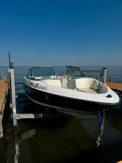 2007 Maxum 1800MX Bowrider Mercruiser 135 HP inboard/outboard engine. Bimini top included. 2007 Maxu...