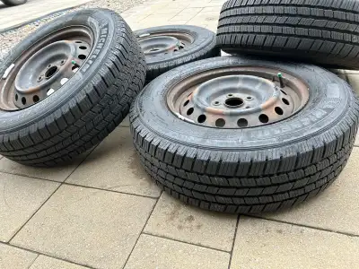 Michelin Defender 210/70R16 Pneus 4 saisons montés sur RIM, mileage 8000km Prix: 300$ pour les 4 Rai...