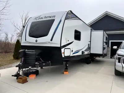 Very clean, shows as new. Length 31’, width 8’, height 11’ Dry weight 6,866, payload 2,134. Rear kit...