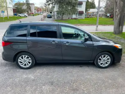 Mazda 5 en bon état, idéale pour les familles nombreuses ou les trajets quotidiens. Elle offre un bo...