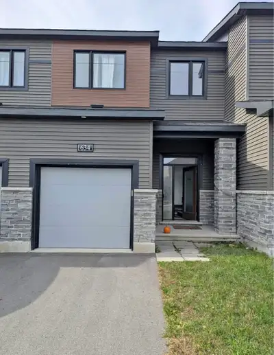 Spacious 3-Bedroom, 2 full and 2 half Bathroom Freehold Townhouse in Barrhaven — Available Late Nove...