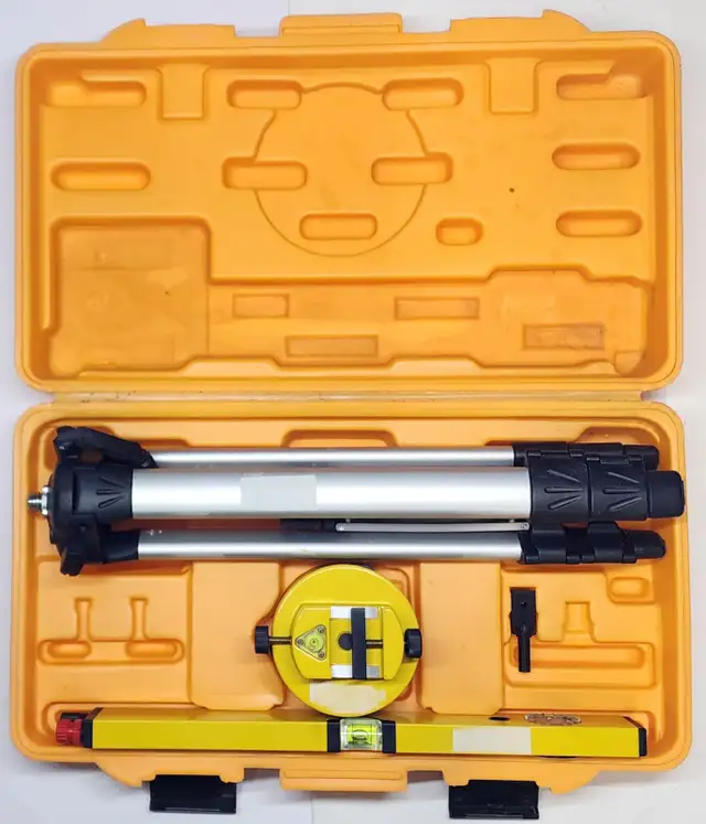 Johnson Level & Tool Laser Level w/ Tripod 9100/40-0909 in Hand Tools in Windsor Region - Image 2