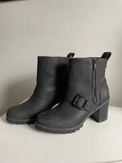 Ces élégants bottillons Ugg pour femmes, de taille 8, noires, présentent une allure robuste avec leu...