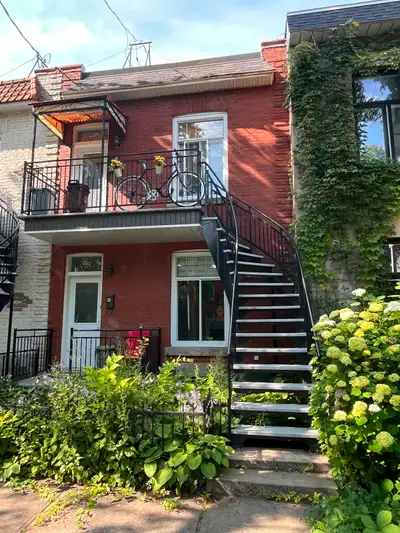 Porte Ouverte Samedi 2 Août 14h-1530h. Charmant 4 1/2, haut duplex, dans la Petite Italie, à quelque...
