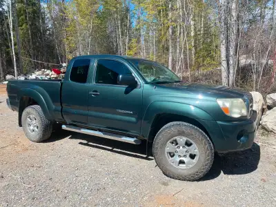 Toyota Tacoma, Access cab, SR5, 4cyl 2.7l, 4x4, Manual/Standard, 6’ box 278000 Km The truck runs gre...