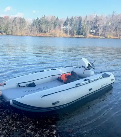 Bateau gonflable Takacat acheté neuf en 2024, idéal pour la pêche la promenade ou comme dinghe. set...