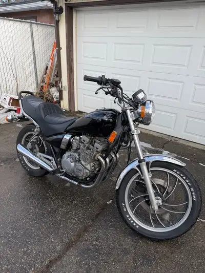 1981 yamaha xj550 runs amazing, shifts smooth full carb rebuild and sync new throttle cable new spar...
