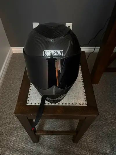 This Simpson Carbon Fibre Ghost Bandit helmet offers premium protection and a sleek, lightweight des...