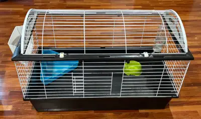Cage pour lapins et autres rongeurs. Accessoires sur photos inclus. 37’’ long, 22’’ large, 18’’ haut...
