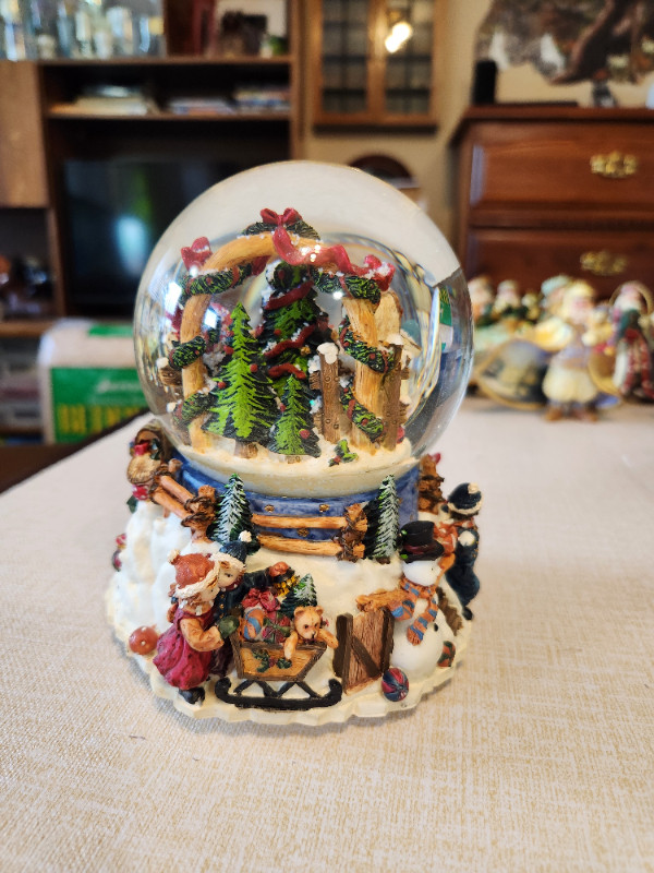 Musical Christmas Globe in Arts & Collectibles in Thunder Bay