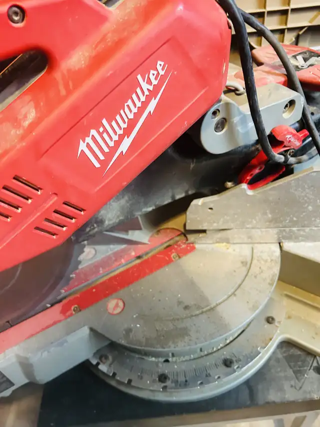 12” Milwaukee Sliding compound miter saw in Power Tools in Oakville / Halton Region - Image 3