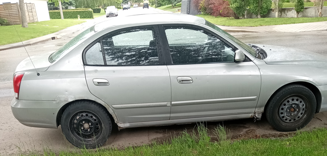 2002 Hyundai Elantra VE (daily ride) low km [Students/delivery]
