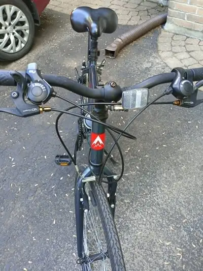 Velo hybride 17 pouces seven peaks comme neuf tres peu utilisé, View more