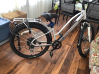 Très beau vélo électrique de marque Del Sol à vendre. 212-2834.