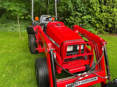 - Tracteur Massey 1225 - Attache rapide ( john deere) - 25 HP - Transmission hydrostatique - Clutch...
