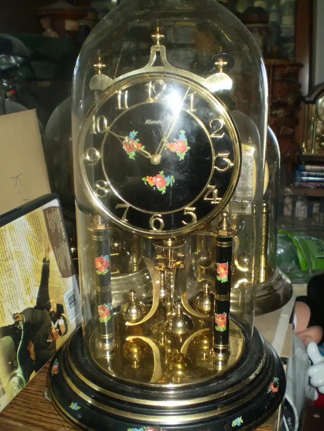 MECHANICAL GERMAN ANNIVERSARY CLOCK-12 INCH- WORKS-KEY-$150 in Arts & Collectibles in Winnipeg - Image 2