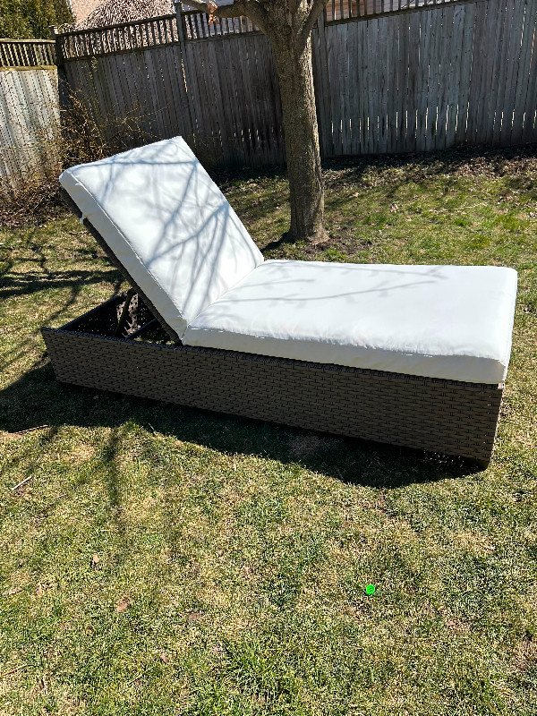 4  Reclining Chaise Loungers with White Cushion in Outdoor Décor in Kitchener / Waterloo - Image 4