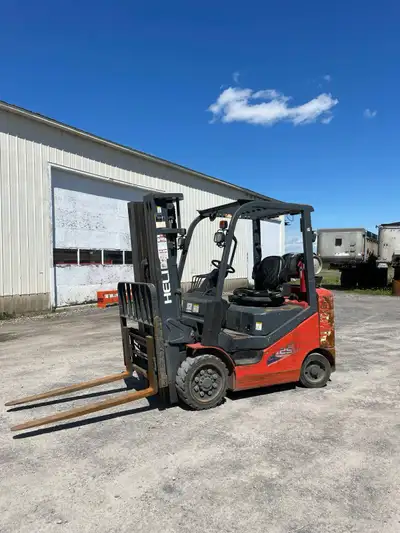 Chariot elevateur 5000 Lbs de charge 2020 heli 25 5300hrs Mat 3 section 185 pouces Fourche avec posi...