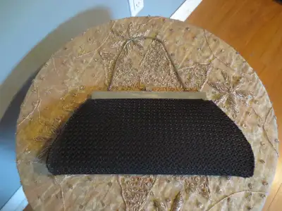 Sac à main de soirée antique de couleur noire., View more