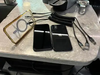 Iphone 11 (2 a vendre ou séparément) incluant 3 fils spirales US, View more