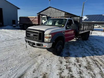Selling a SAFTIED Ford F550 XL 4X2 Flatbed. Runs great. Absolutely no rust. Bought to use for haulin...