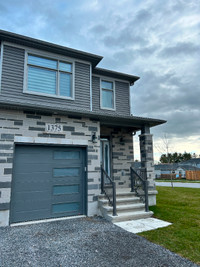 Luxury Semi-Detached Home for Rental located in Creekside Valley