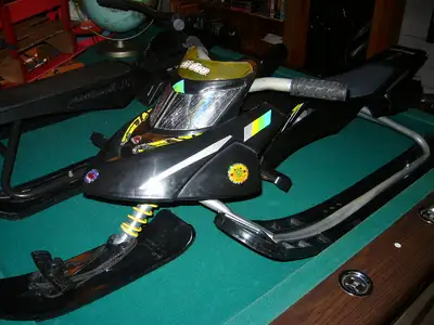 Traineau pour enfant a 3 skis (Ski-doo) avec guidon et frein., View more