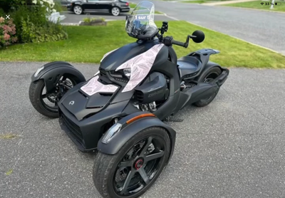 Ryker SPORT 900 ACE Avec panneaux soit Noirs, Roses ou Sables (seulement qu’un choix) Ne vient pas a...