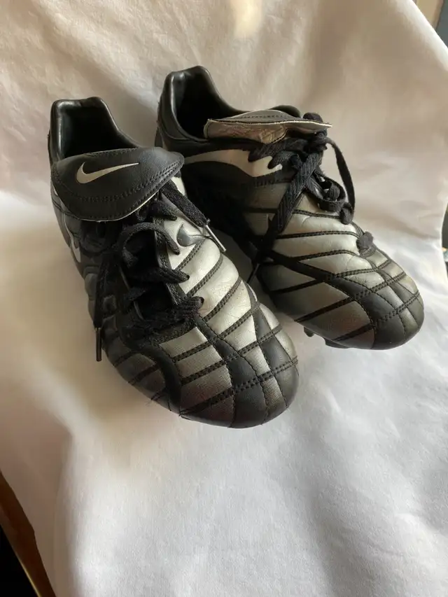 NIKE Men's/Youth Outdoor Soccer Cleats, Size 8.5, Black & Silver in Soccer in Markham / York Region - Image 2