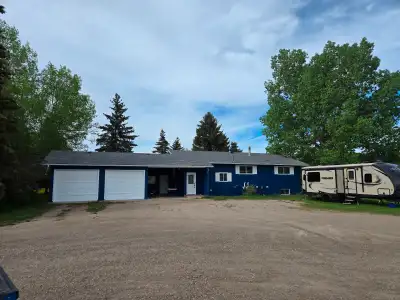 Great location on this 20 acre parcel 20 minutes to Calgary airport near the town of Crossfield. Mor...