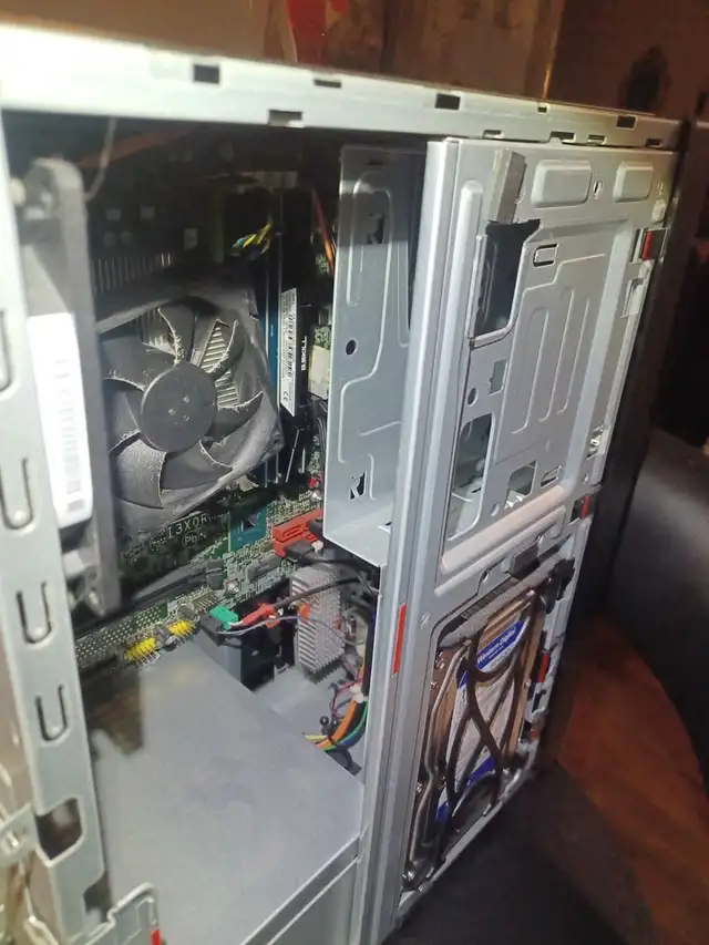 Lenovo compact tower computer in Desktop Computers in City of Montréal - Image 5