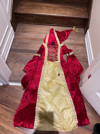 Déguisement princesse rouge et or (robe et coiffe) chez DeguizFetes.