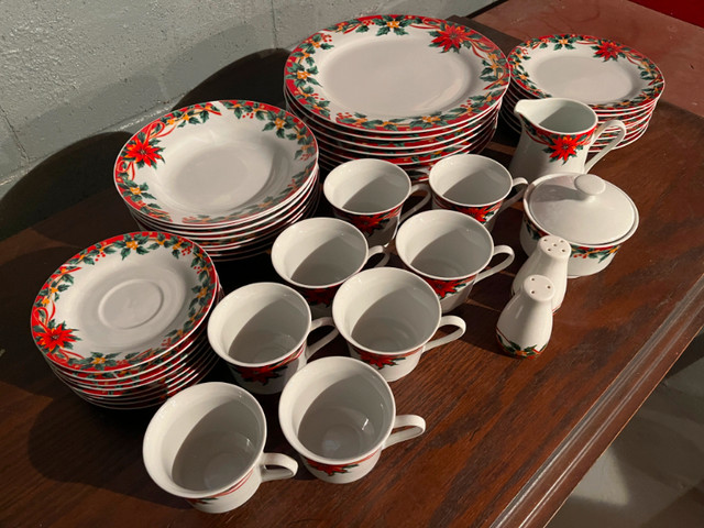 Set de vaisselles de Noël de 44 pièces dans Vaisselle et articles de cuisine  à Laval/Rive Nord - Image 3