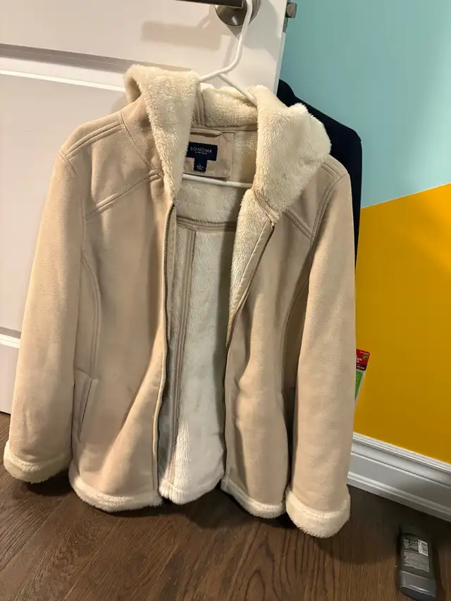  Women’s jackets and coats  in Women's - Tops & Outerwear in Markham / York Region - Image 7