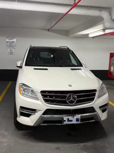 This 2015 Mercedes-Benz ML350d is a refined SUV offering a powerful diesel engine, luxurious interio...
