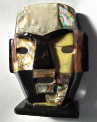 Masque aztèque mosaïque de pierres, coquille et céramique