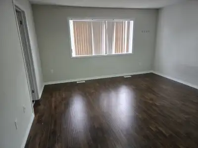 1 Private Room for Female at Brampton.Rent $550 Include Utilities,Mattress & Wifi. Available Immedia...