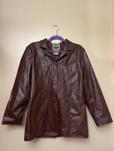 This is a Vintage WEATHER SPIRITS faux leather jacket in a dark reddish brown colour. It's a stylish...