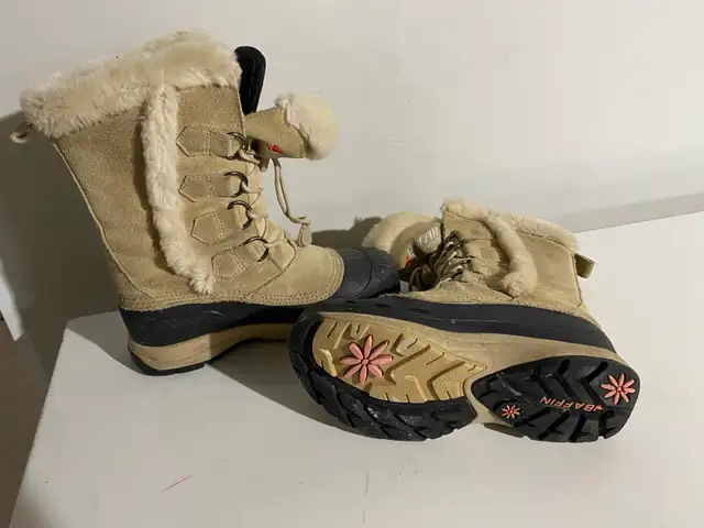 women’s size 6 winter boot  in Women's - Shoes in Calgary - Image 2