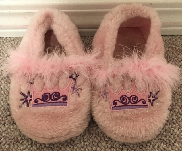 Toddler Slippers szM 7/8 in Other in Medicine Hat